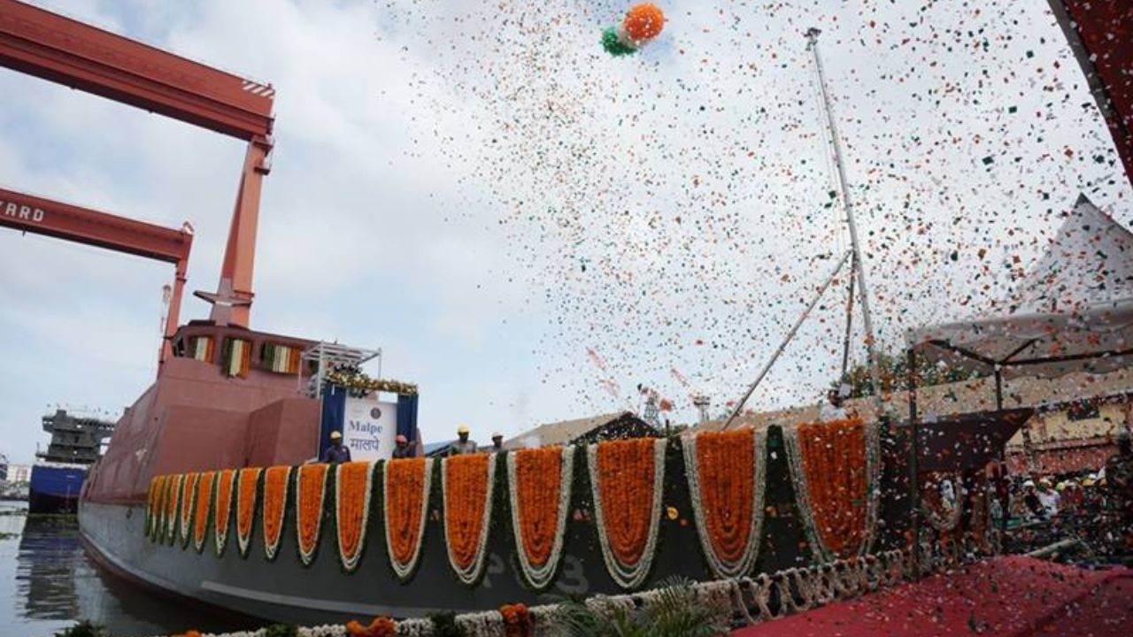 ‘अभय’ या जहाजाचे जलावतरण