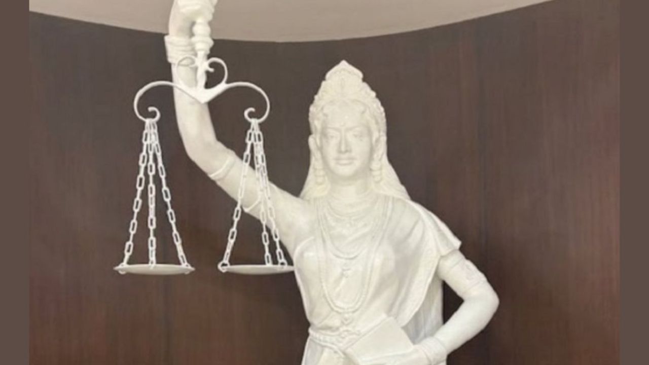 न्यायदेवतेच्या हातात तलवारी ऐवजी संविधान
