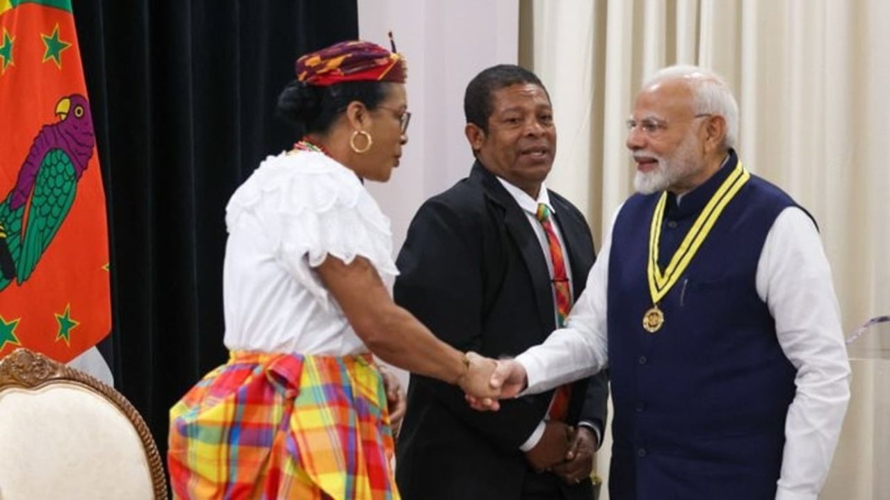 पंतप्रधान नरेंद्र मोदी यांना डॉमिनिकाचा सर्वोच्च राष्ट्रीय सन्मान प्रदान