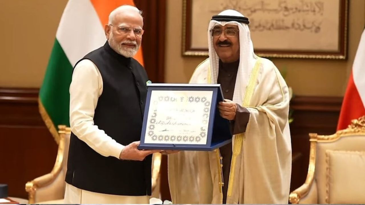 नरेंद्र मोदी यांना 'द ऑर्डर ऑफ मुबारक अल - कबीर' सर्वोच्च पुरस्कार प्रदान